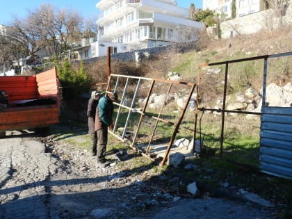 В Алупке демонтирован 200-метровый забор на улице 1 Мая