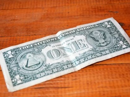 Курс доллара на Мосбирже упал ниже 70 рублей, евро – 75