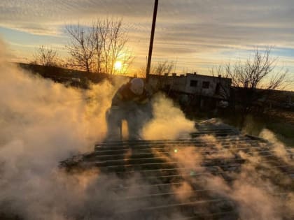 В Сакском районе пожарные тушили крышу