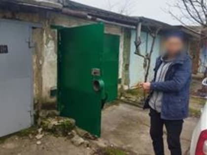 В Керчи двое местных обворовывали гаражи (фото)