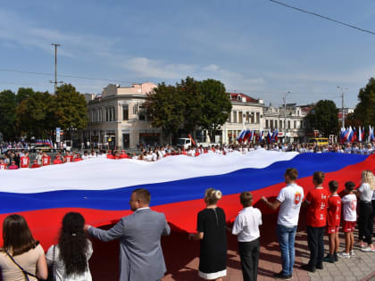 Самый большой российский флаг в Крыму развернули в Симферополе