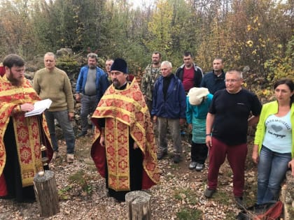 В  праздник Воздвижения Честного Креста Господнего  в Бахчисарайском благочинии  состоялось освящение поклонного креста на месте разрушенного храма  Христа Спасителя  на горе Бойка