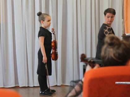 Скрипачи лицея искусств пригласили родителей на концерт (фото, видео)