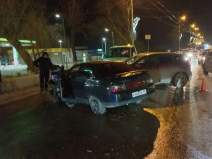 В Керчи «ВАЗ» протаранил иномарку, пострадали двое взрослых и двое детей