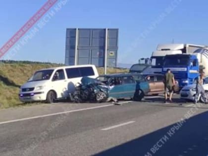 Из-за ДТП на трассе «Таврида» образовалась пробка из грузовиков