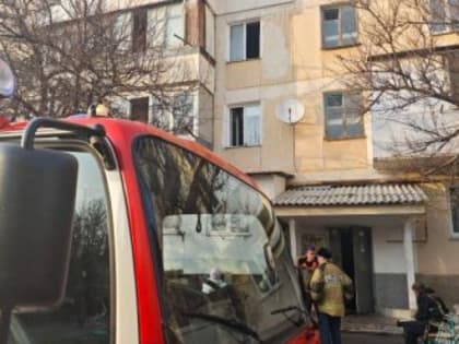 В Севастополе из горящего дома эвакуировали 30 человек, на пожаре погиб мужчина
