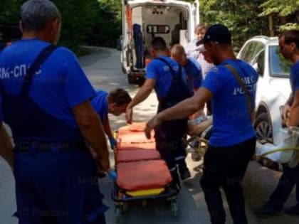 Спасатели вынесли на носилках женщину в Бахчисарайском районе