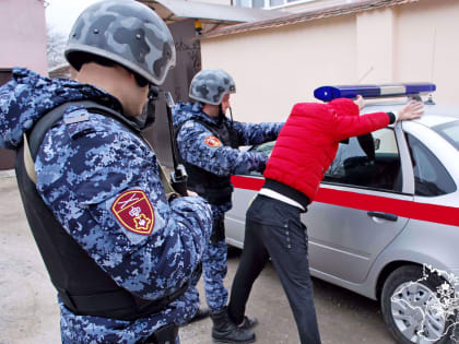 Росгвардия в Севастополе задержала постороннего на территории школы