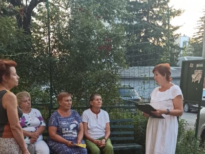 Кандидат в депутаты Симферополя обсуждает проблемы с избирателями