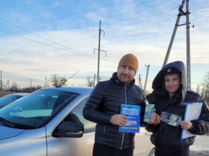 Женский патруль Госавтоинспекцити Советского района поздравил водителей с Днем защитника Отечества