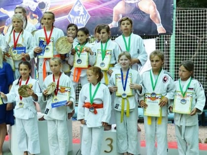 Юношеский турнир по дзюдо и самбо собрал в Гаспре 270 участников