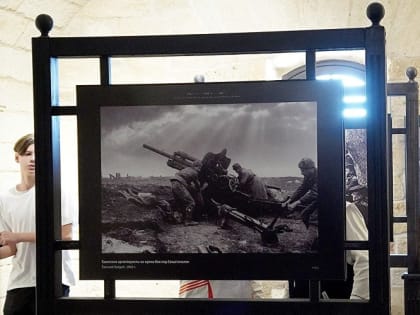 Легенда в объективе: в Севастополе показывают военные фотографии Халдея и Шейнина