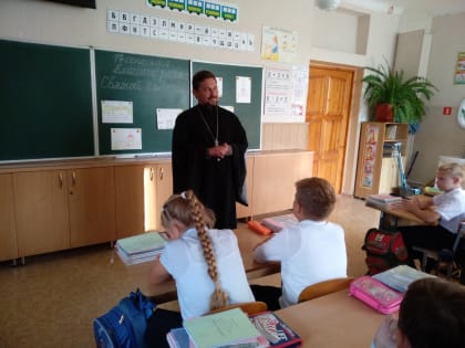 Настоятель севастопольского  храма  Святителя Луки Крымского посетил школу № 23, где провел урок по основам Православия