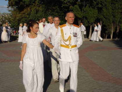 На Приморском бульваре Севастополя  состоялся благотворительный бал, приуроченный празднику  «Белый цветок»