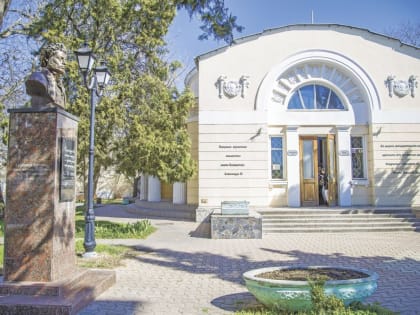 Сохраняя национальное наследие: в евпаторийскую библиотеку поступили уникальные книжные собрания