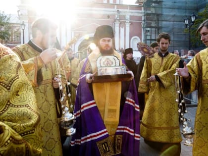 В Донском монастыре Москвы торжественно встретили ковчег с частицей мощей святителя Луки Крымского