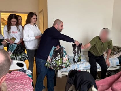 Единороссы поздравили бойцов СВО, находящихся на лечении в больнице крымской столицы