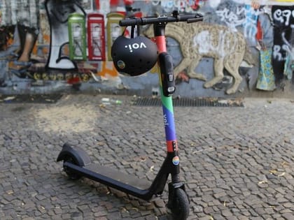 В Севастополе «яжмама» протаранившего автомобиль самокатчика поколотила автомобилиста