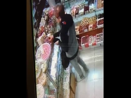 В продуктовом магазине Алушты на камеры наблюдения попала воровка, укравшая сладости