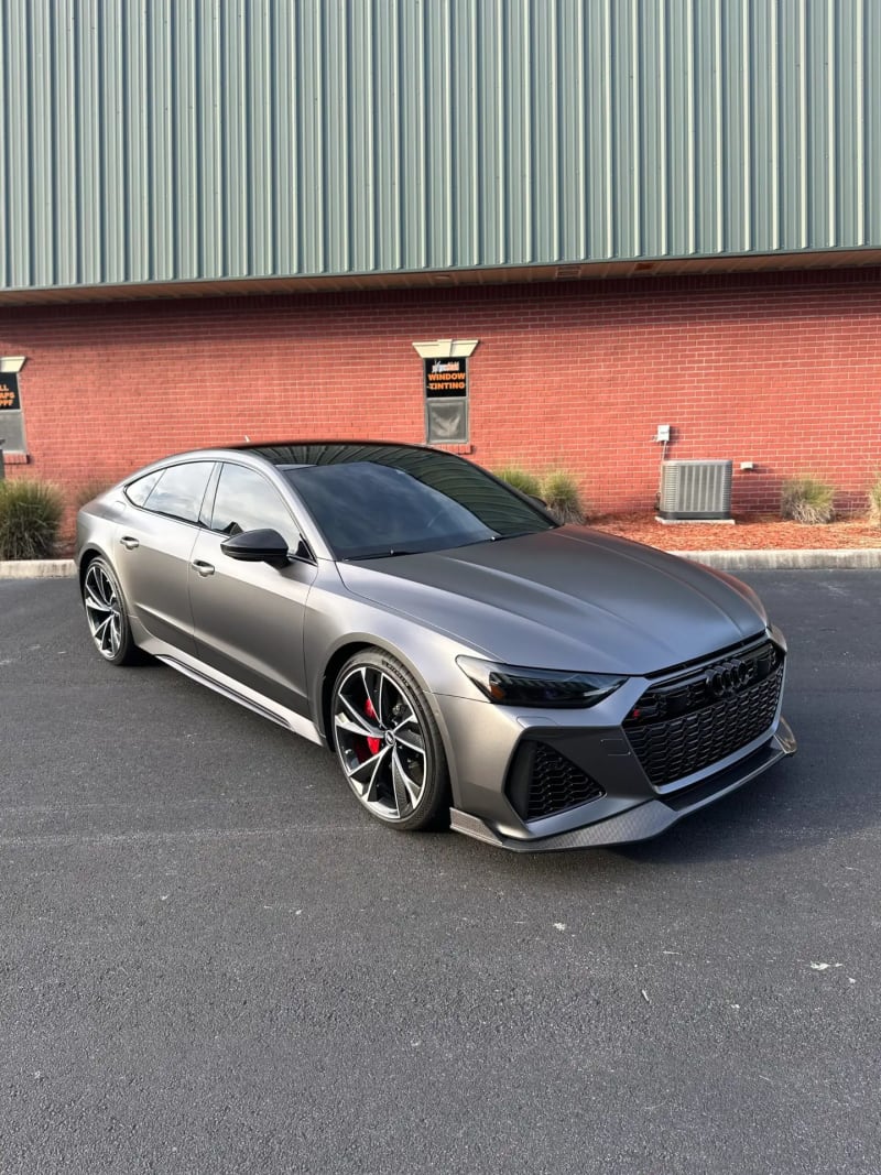 Страничен изглед на автомобил Audi със самолекуващо се защитно фолио PPF.
