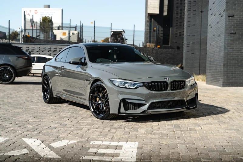 Цялостно затъмняване на странични стъкла на BMW M4 за спортна визия.