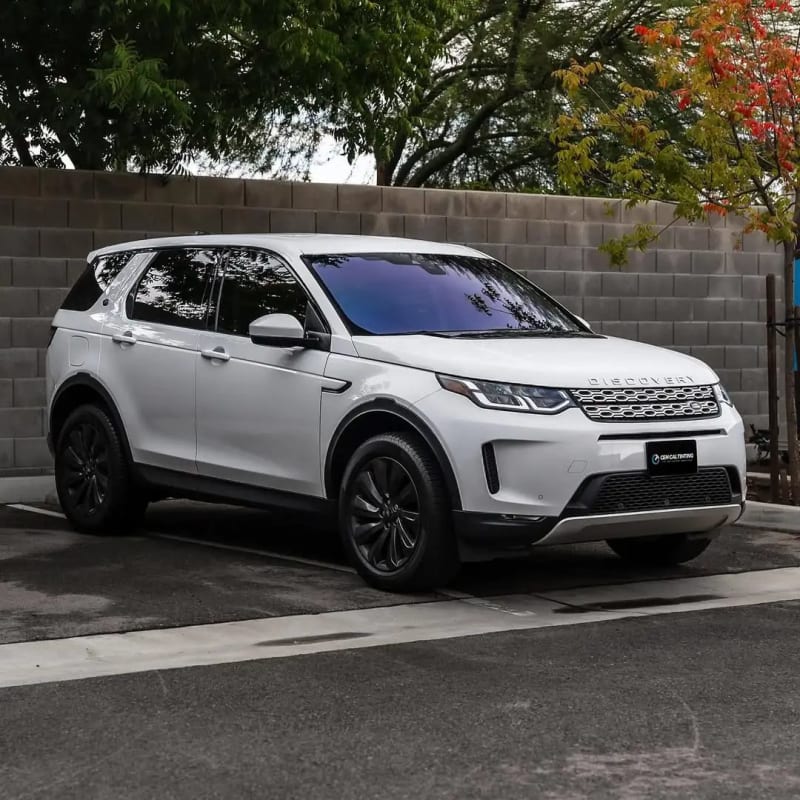 Затъмняване на стъкла на джип SUV с американско защитно фолио.