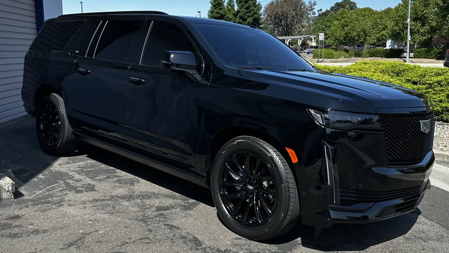 Напълно облепен Cadillac Escalade със слънцезащитно фолио на всички стъкл