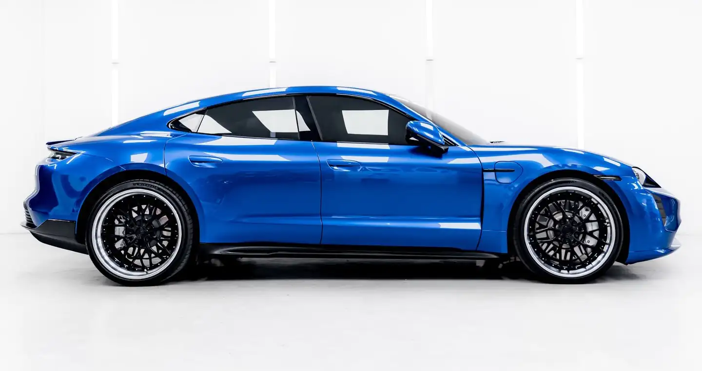 Porsche Taycan облепен във синьо фолио в Wrap Capital Пловдив
