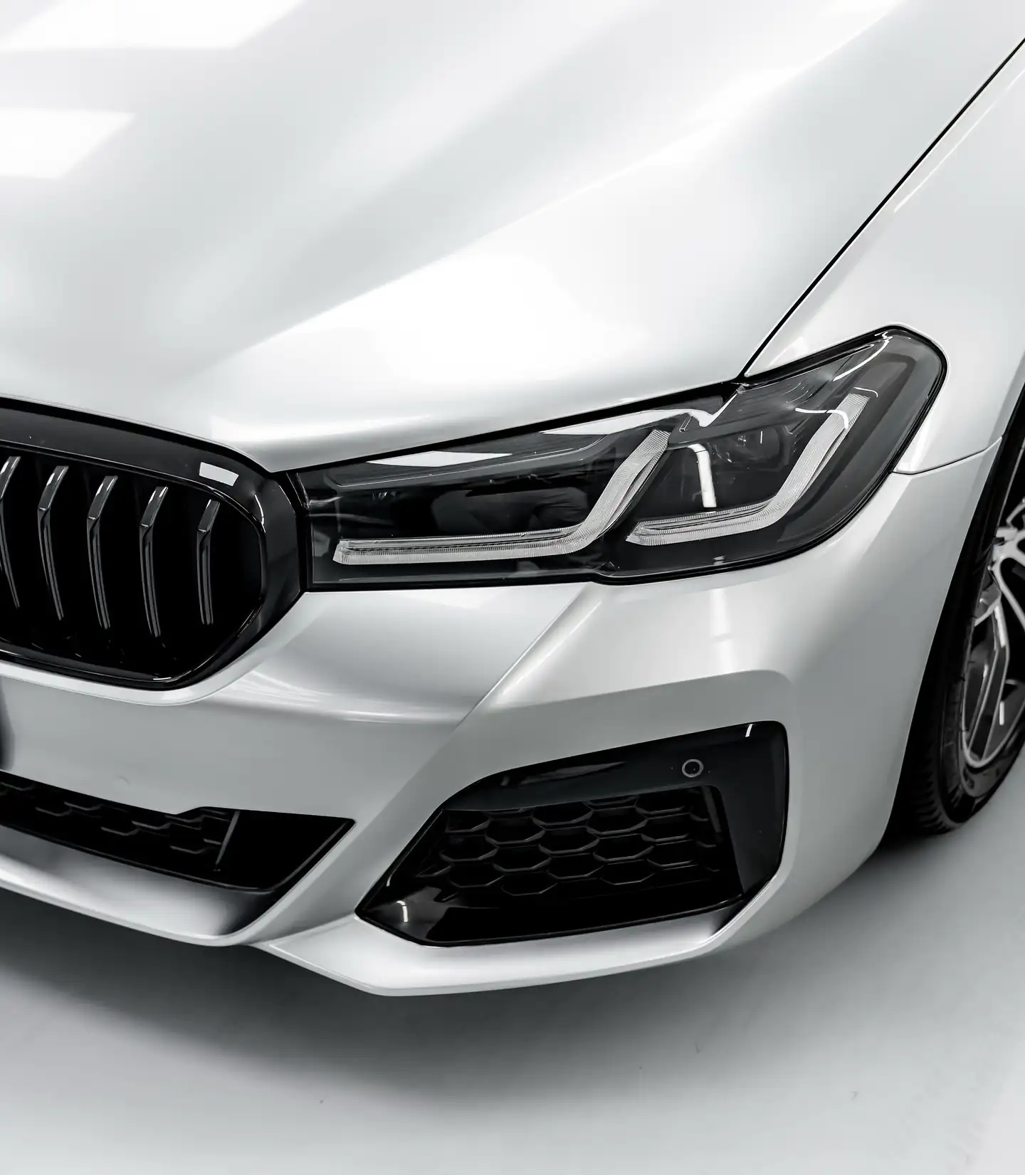 BMW 5 серия облепено в сиво сатенено фолио без забележки