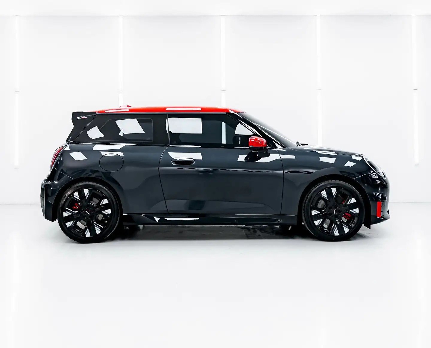 Mini Cooper облепен със фолио гланц.