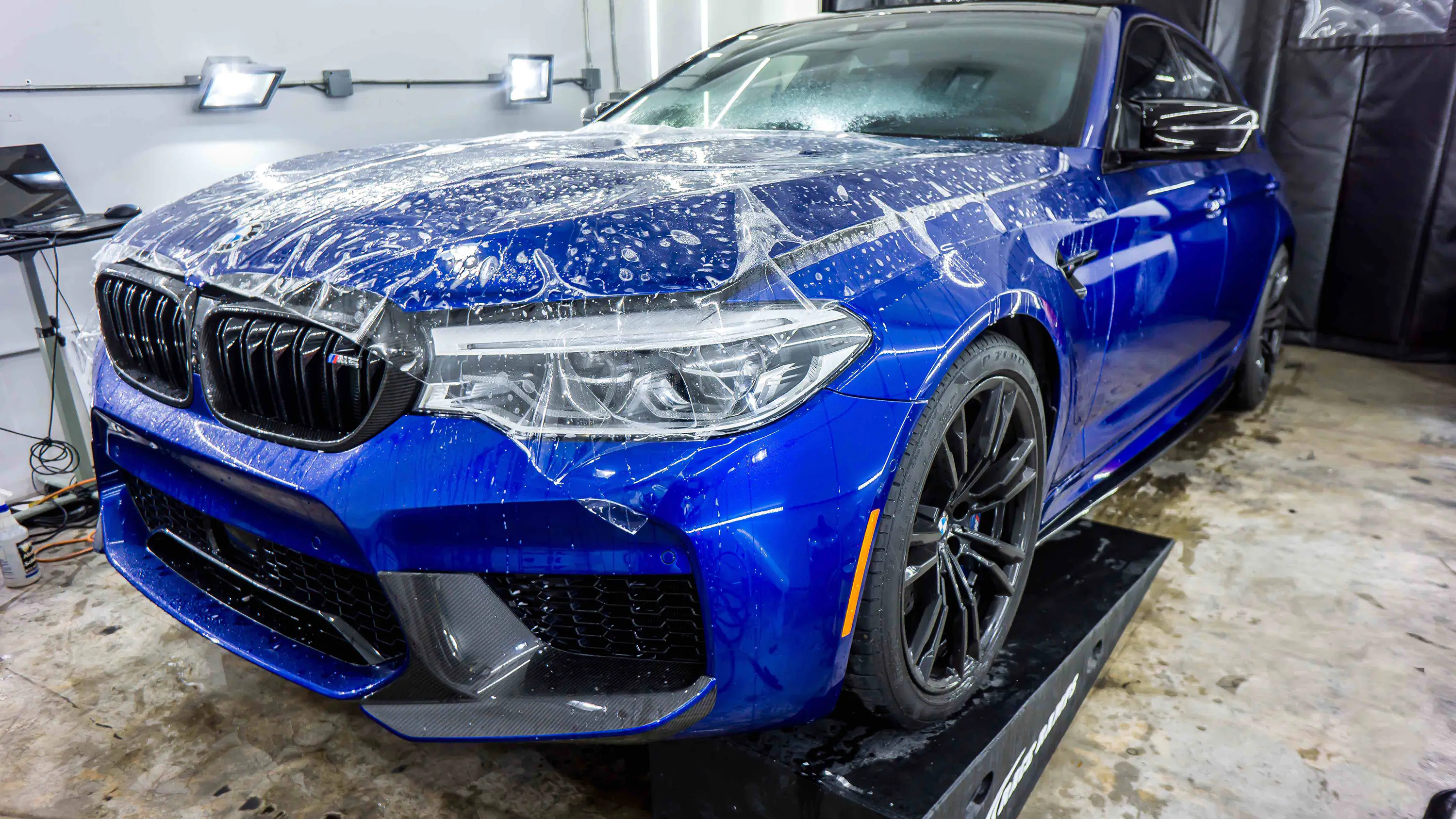 Процес по облепяне на автомобил BMW M5 със защитно фолио PPF