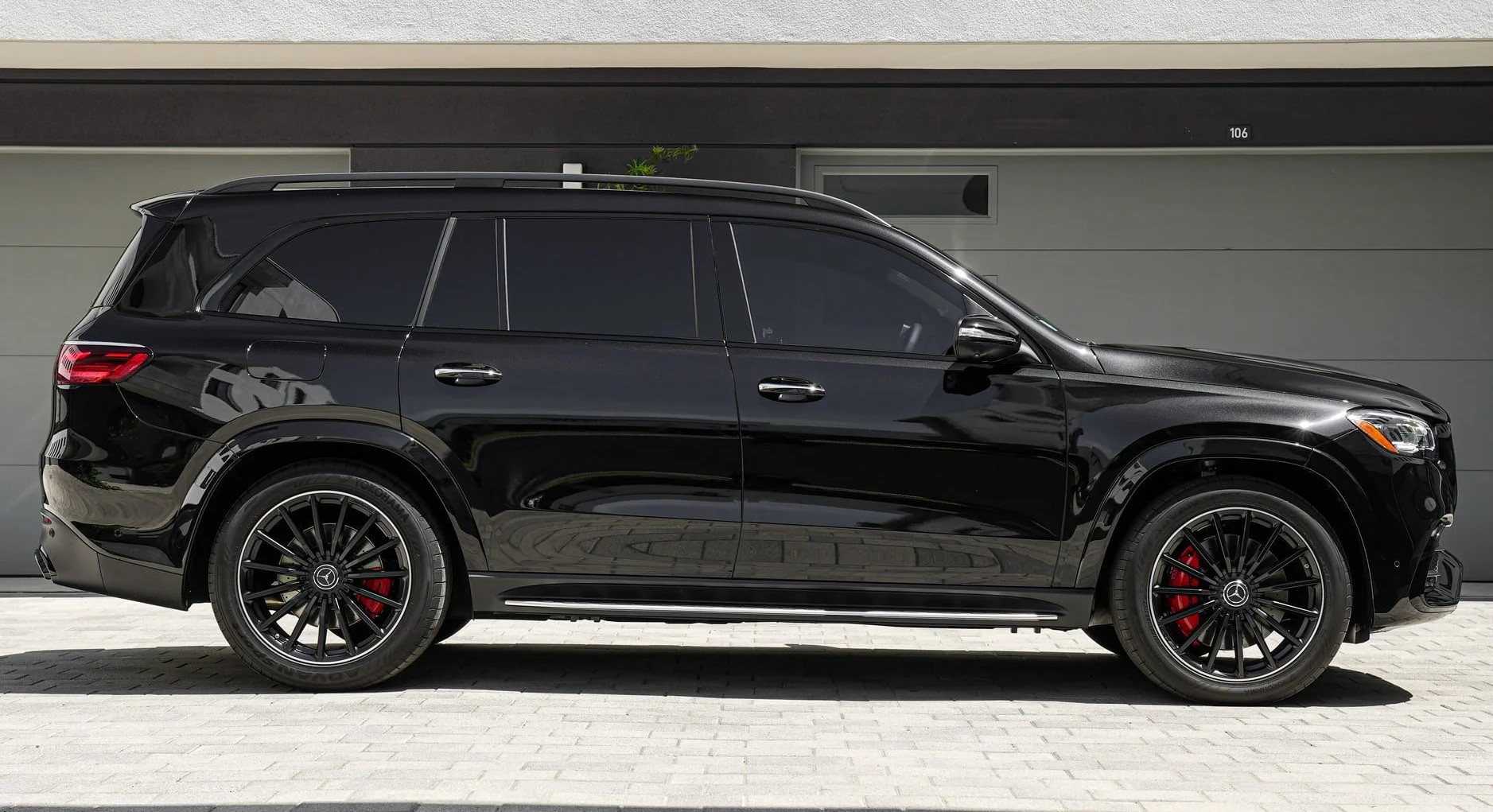 Mercedes GLS 560 със затъмнени стъкла с керамично фолио за максимално топлоотблъскване