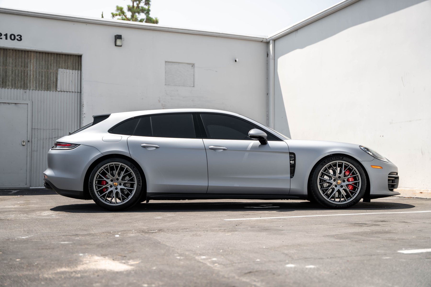 Porsche Panamera GT със затъмнени стъкла за предпазване на пътниците и интериора от UV лъчи и топлина
