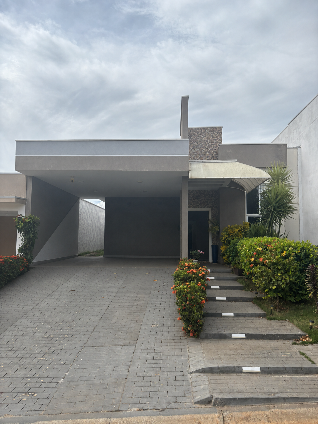 Casa com Piscina, Churrasqueira Gourmet, Suíte e 4 Vagas de Garagem — Acabamento Impecável