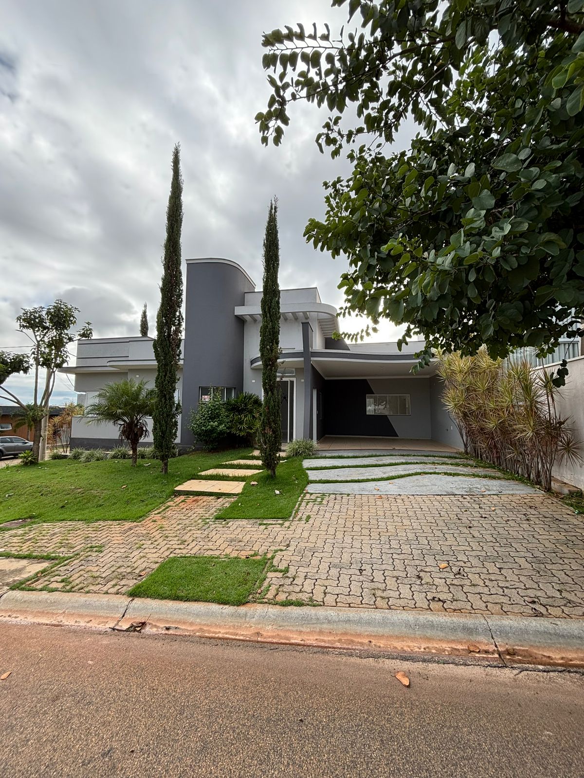 Casa Térrea de Esquina com 3 Dormitórios (1 Suíte), Pé Direito Alto e Área Gourmet Completa