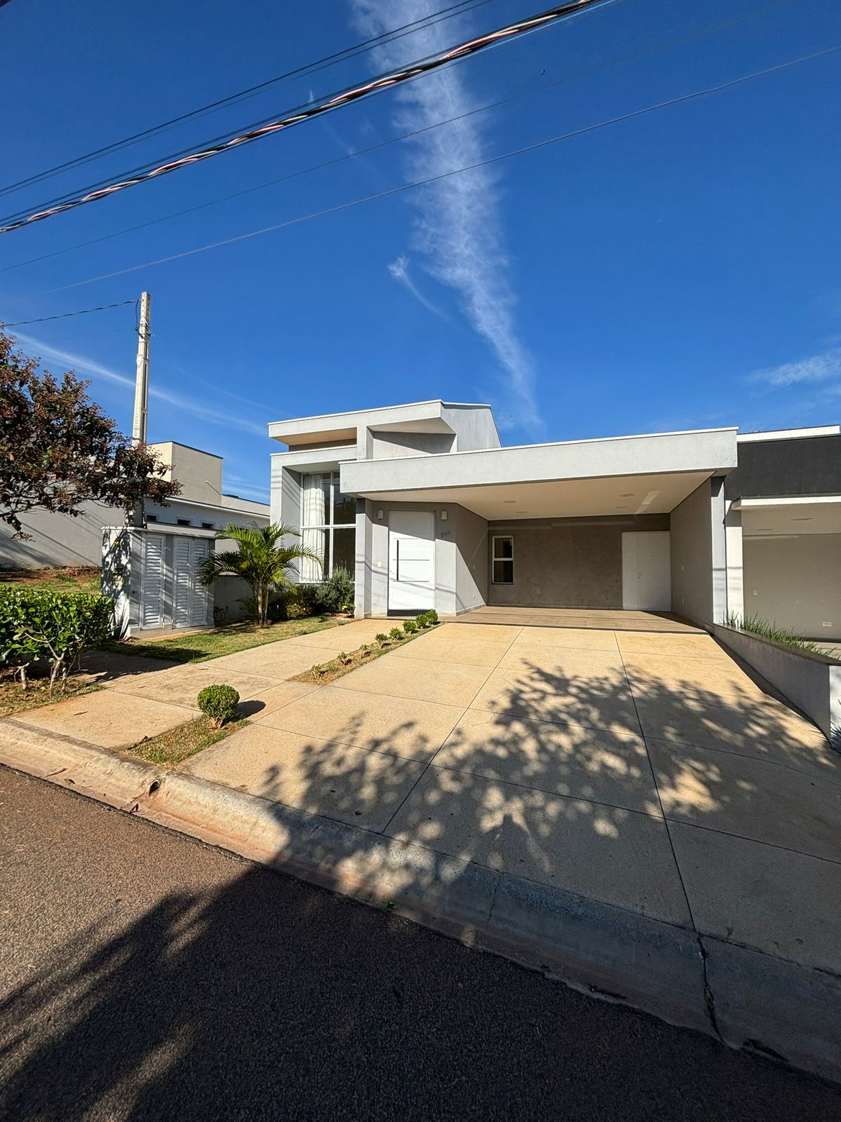 Casa térrea moderna com pé-direito alto, 3 dormitórios (1 suíte), energia solar e ambientes planejados
