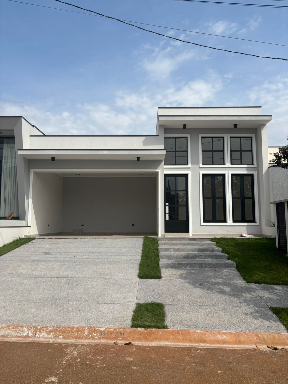 Casa Térrea de Alto Padrão com 3 Dormitórios, Pé-Direito Duplo, Piscina e Espaço Gourmet - Construção Nova
