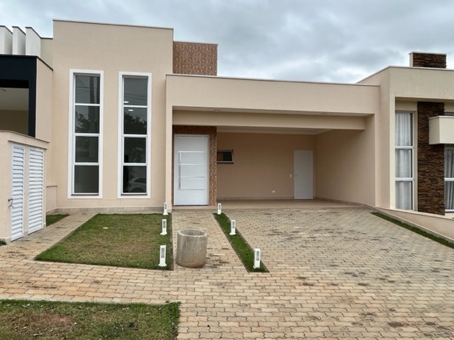Casa Térrea com 3 Dormitórios, Suíte, Pé-Direito Alto, Planejados na Cozinha e Quintal Gramado