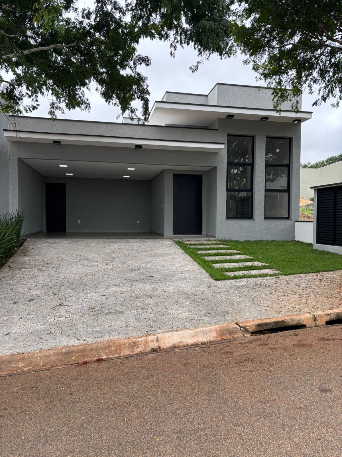 Casa Nova com 3 dormitórios sendo 1 suíte, Piscina, Gourmet e Móveis Planejados