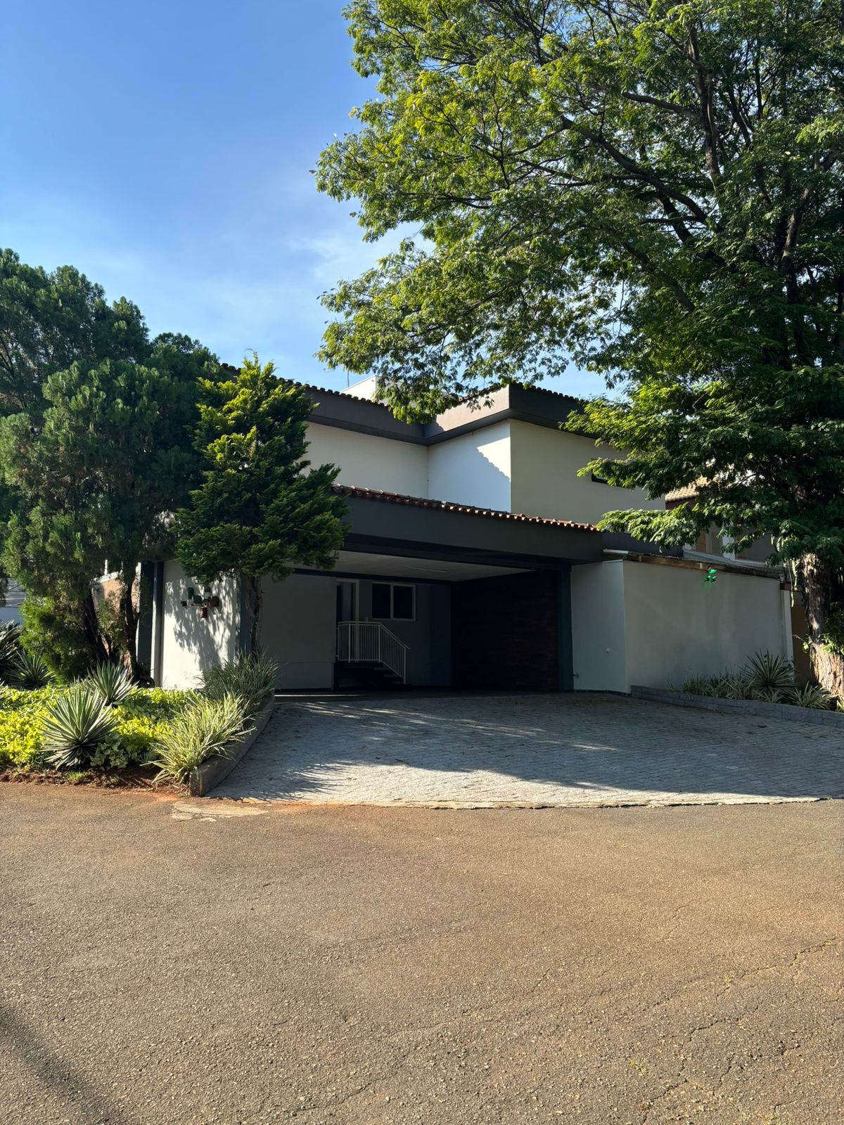 Casa em condomínio fechado, Área Gourmet, Piscina, Suíte e 4 Vagas de Garagem — Imóvel de alto padrão