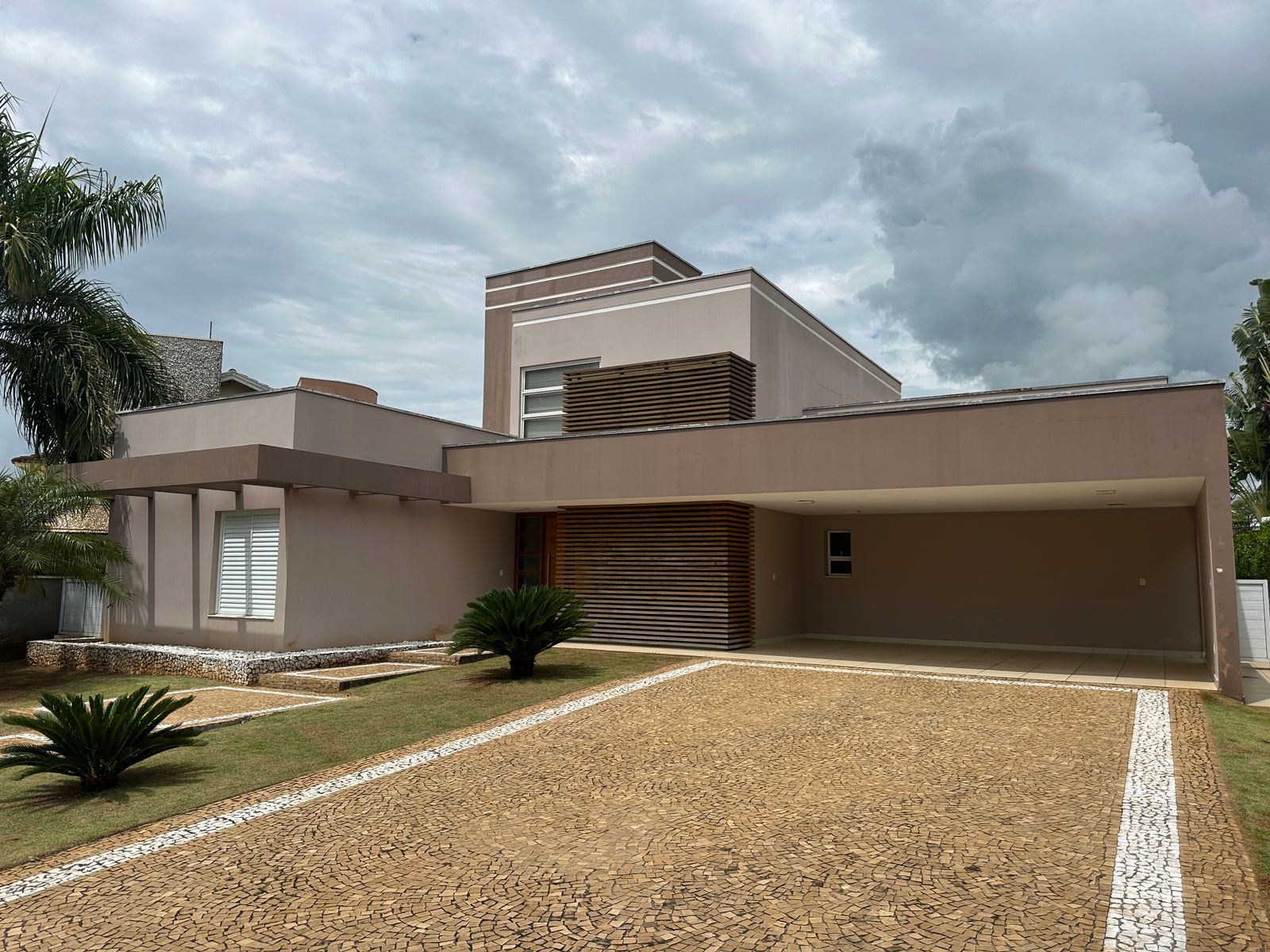 Casa de Alto Padrão com 4 Dormitórios sendo 2 Suítes, Piscina em T, Sauna, Escritório Planejado e 6 Vagas de Garagem