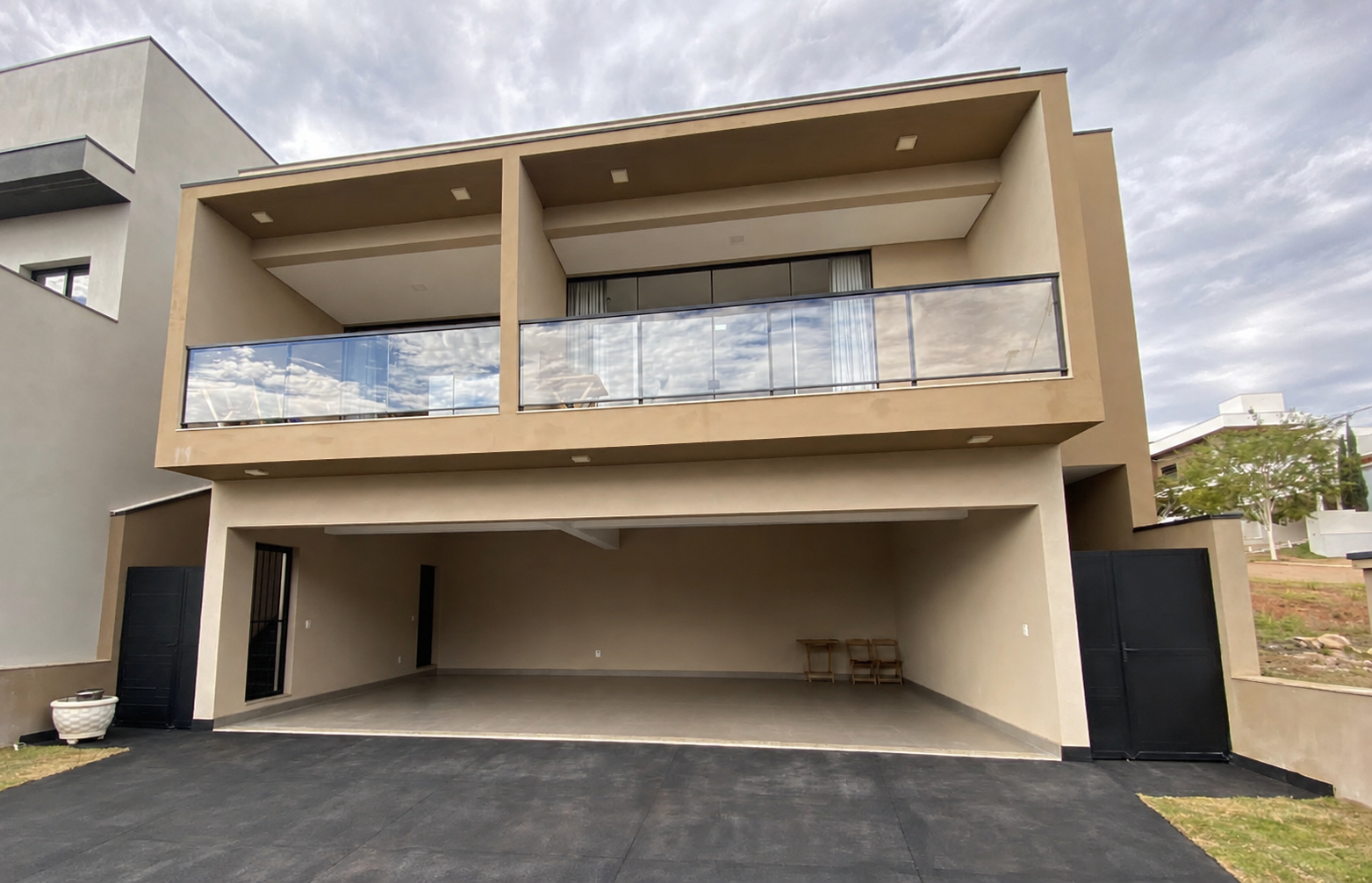 Casa em Condomínio Fechado— 3 Dormitórios sendo 1 suíte, Closet, Gourmet e Vista para área verde
