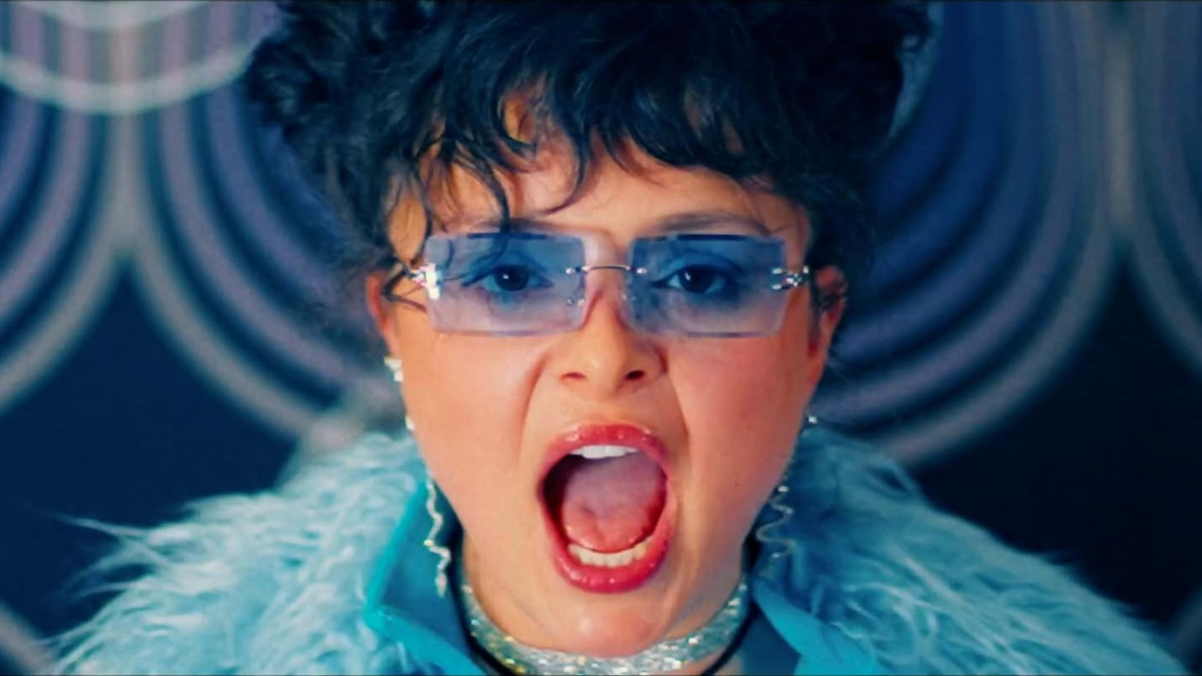 Auffallendes Bild: Frau in Blau mit offenem Mund, das perfekte Farb-Grading für starke Emotionen.