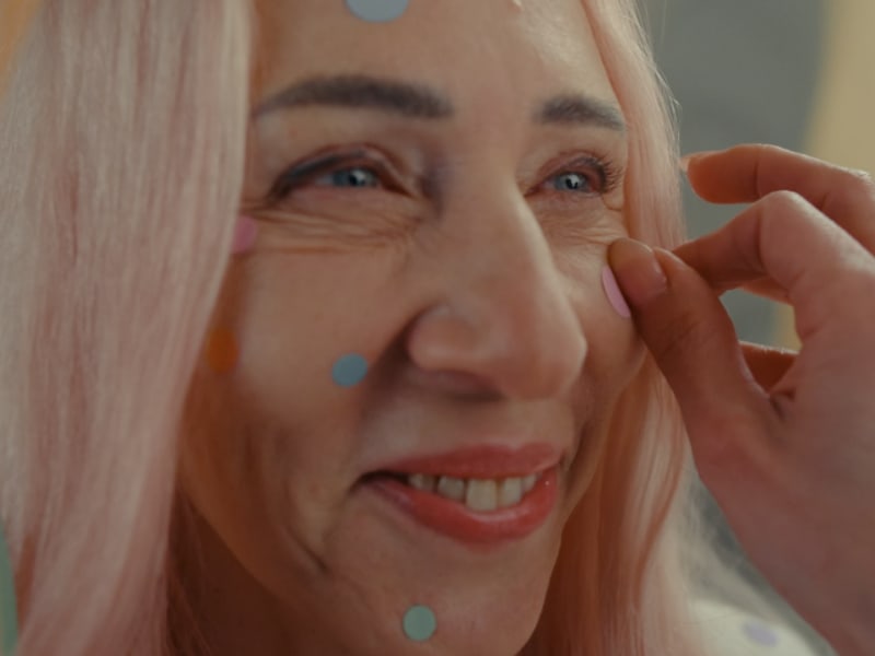 Senior Colorist veredelt die lebendigen Farben dieses Porträts einer freudigen Frau.