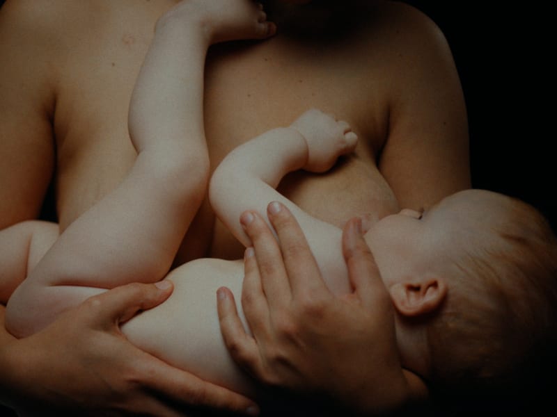 Zärtliche Stillaufnahme, warmes Color-Grading betont Hauttöne und intime Stimmung.