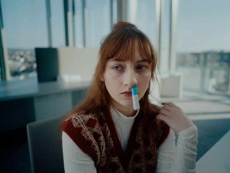 Fesselndes Porträt einer Frau mit Inhalator, meisterhaftes Color-Grading für emotionale Tiefe.