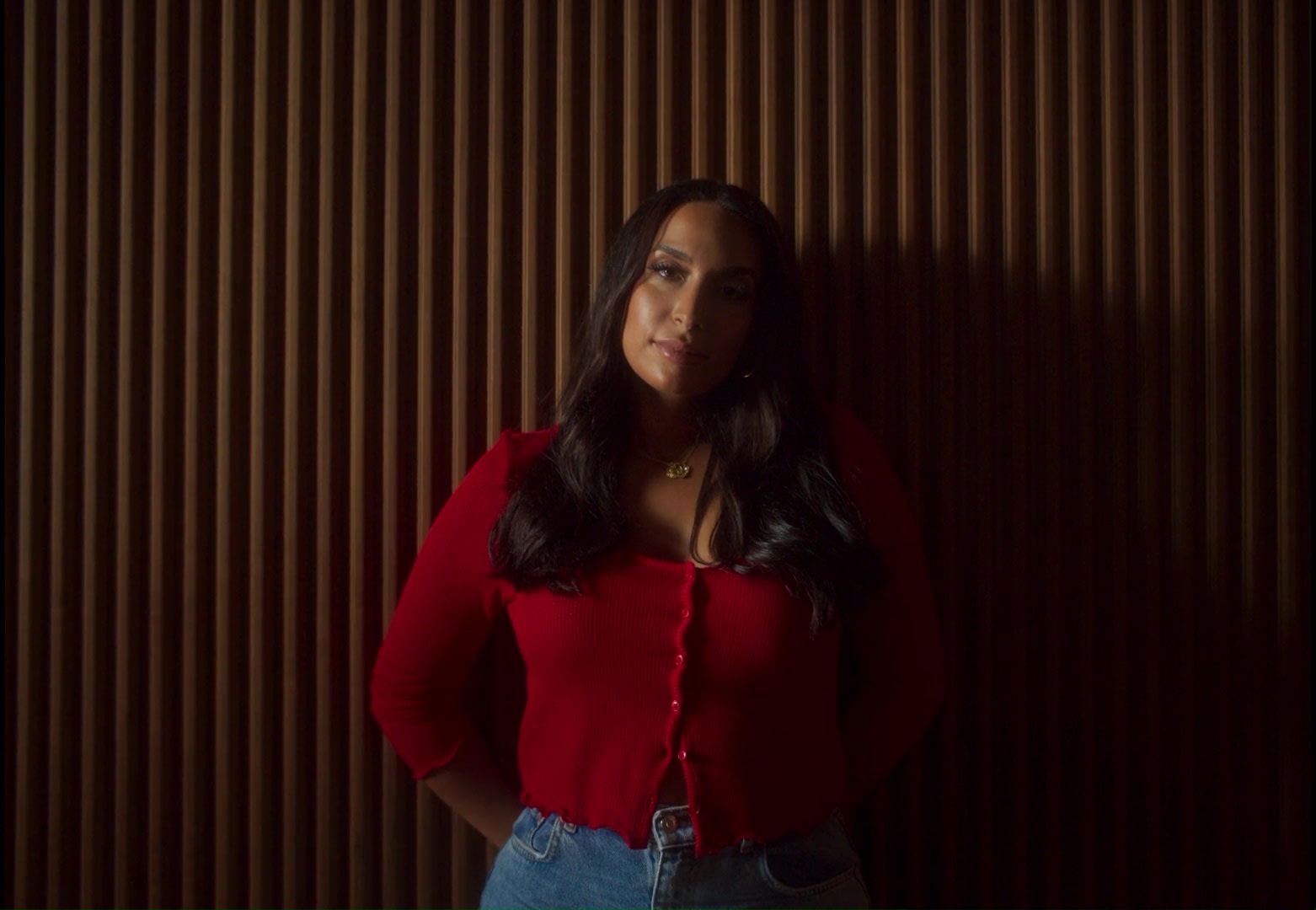 Professioneller Colorist: warme Töne und stimmungsvolles color-grading eines Portraits.