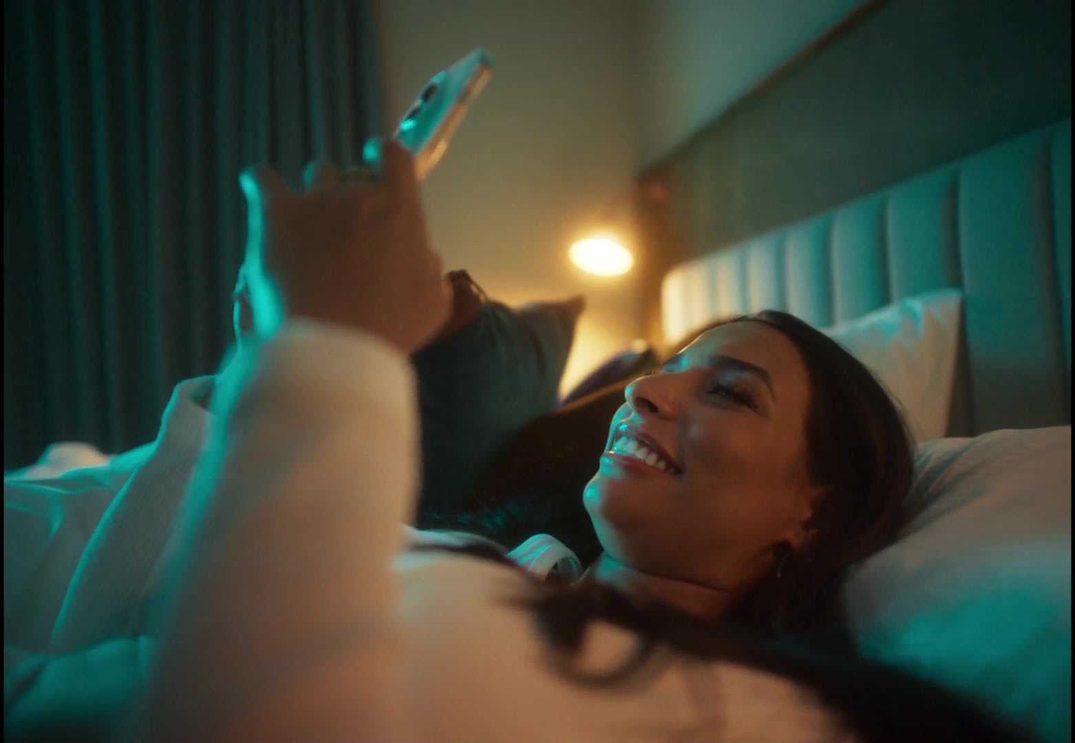 Digital Colorist mit stimmungsvollem color-grading und warmer Beleuchtung.