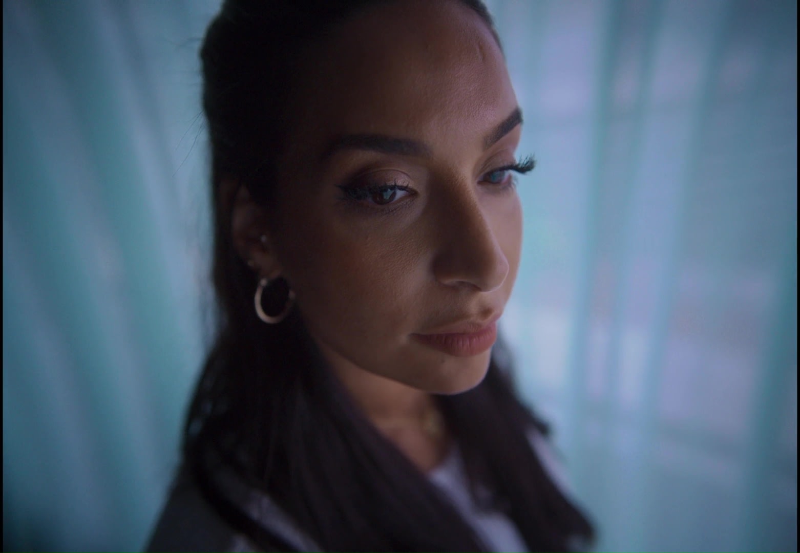 Digital Colorist: Sanfte Beauty-Töne im color-grading für subtile Porträts.