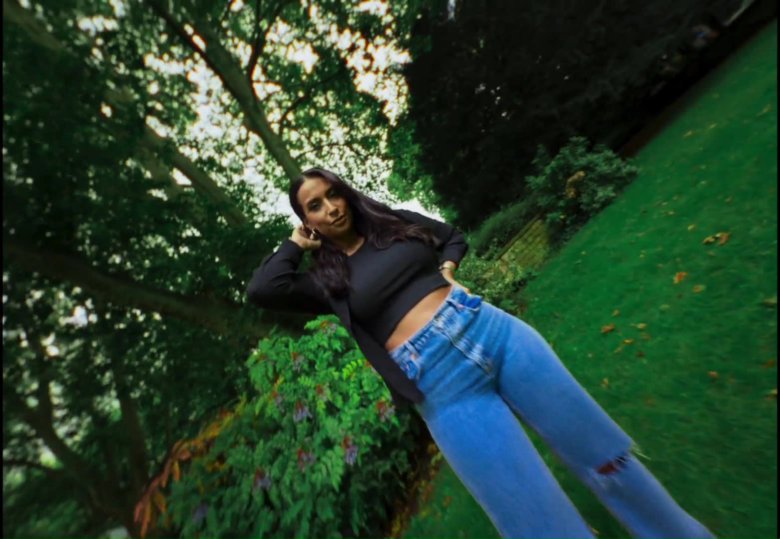 Digital colorist hebt grün und blau hervor mit moderner farbkorrektur im Freien.